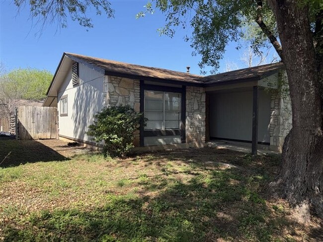 Building Photo - Renovated 2 bedroom, 1 bath