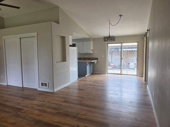 Photo - 460 N Maple St
