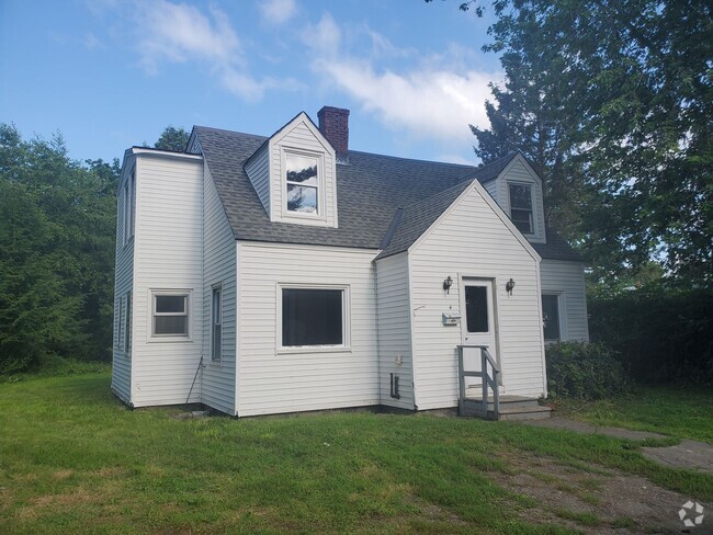 Building Photo - Spacious 3 bedroom House