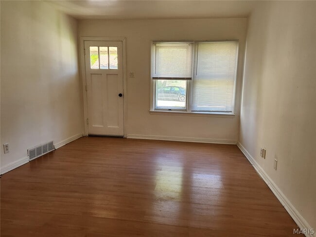 Photo - 132 Deane Ct