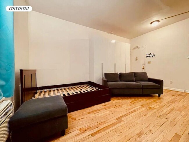 Photo - 2790 Broadway