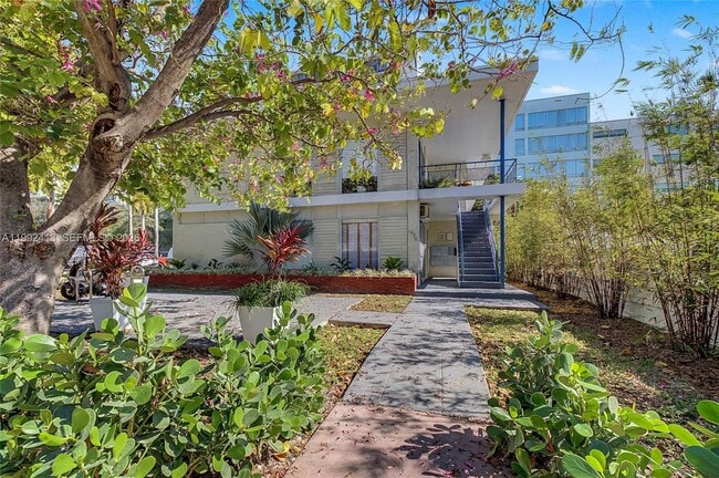 Building Photo - 1685 Jefferson Ave Unit 17