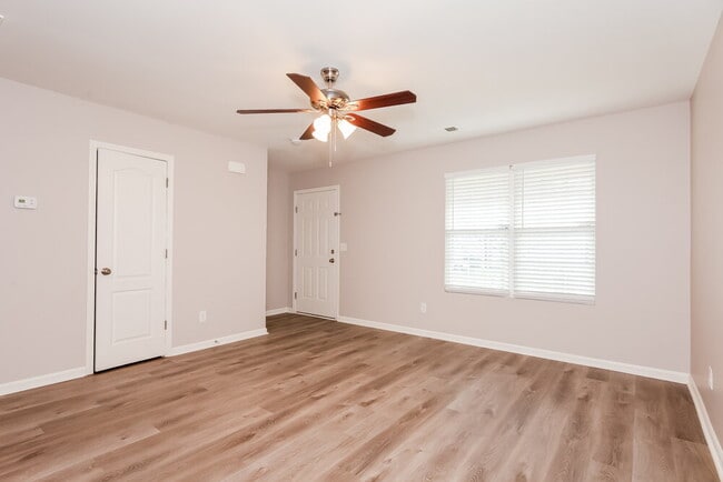 Photo - 204 Ravenridge Ct