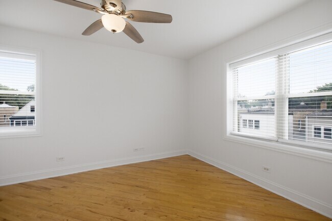 Photo - 2619 N Harding Ave Unidad 3