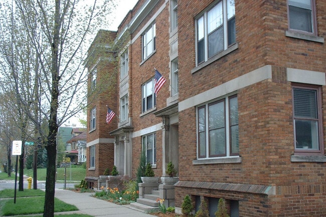 Madison Ave. SE side of building - 357 Madison Ave. SE #F2 Apartments