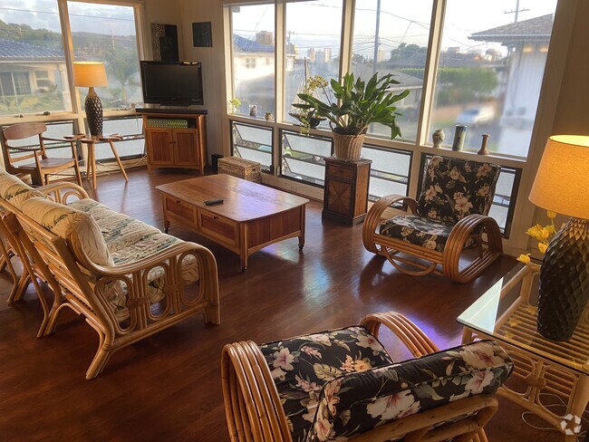 Building Photo - 2424 Lanai St Rental