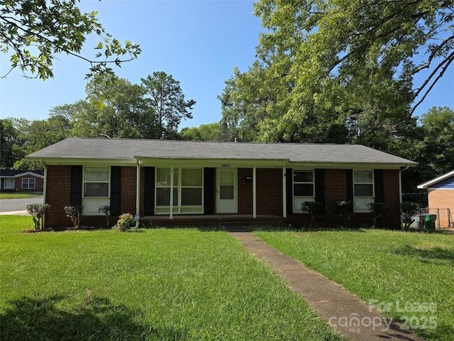 Building Photo - 4800 Crestmont Dr Rental