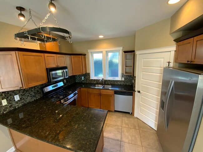 Photo - Town Home Tacoma 2bdr 2.5 bath w/ roof top deck & VIEW!!