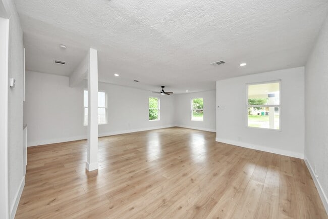 Building Photo - 501 Schilling Ave