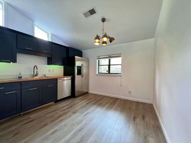 Photo - ADORABLE CONTEMPORARY 2 BEDROOM IN THE HEART OF WEST HILLS!!!