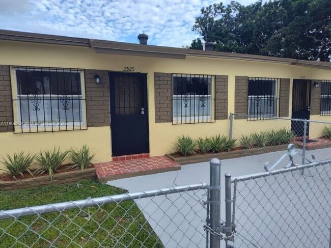 Building Photo - 2525 NW 11th Ave Unit 2525