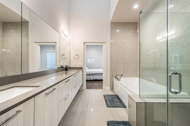 Photo - 2136 Dennis St