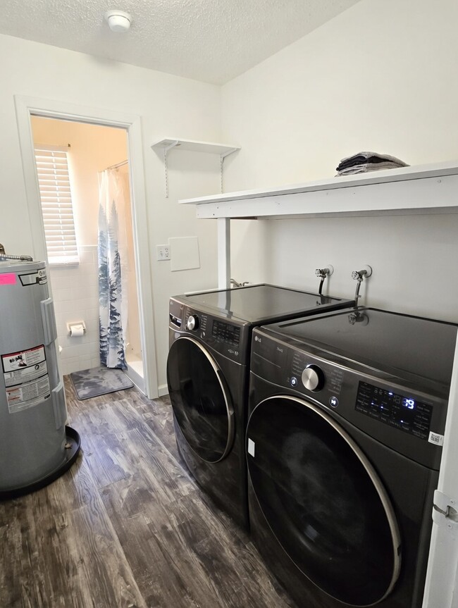 Building Photo - 1820 Martin St Unit Apartment 1820