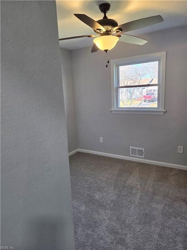 Photo - 1853 Springwood St