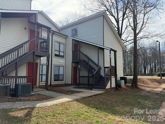 Building Photo - 4617 Sharon Chase Dr Unit H