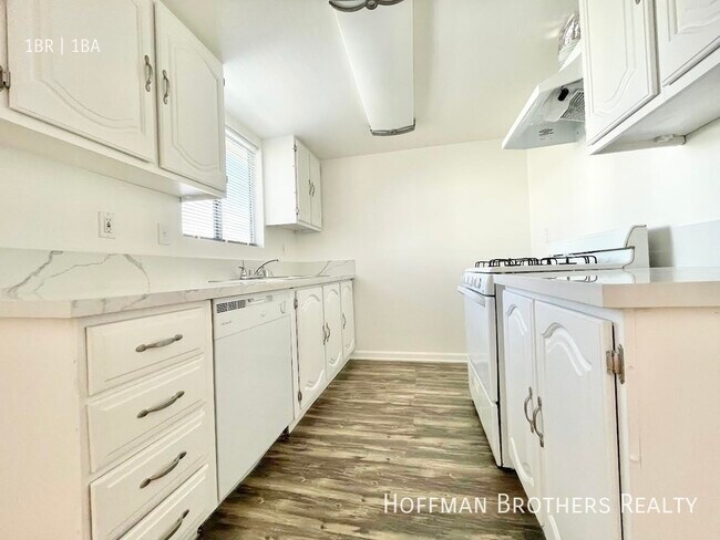 Photo - 18524 Calvert St Unit 6