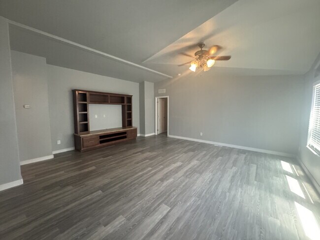 Building Photo - "Spacious 3-Bedroom Oasis with 2 Full Baths on Mount Rainier Ave, Las Vegas – Your Perfect Retrea...