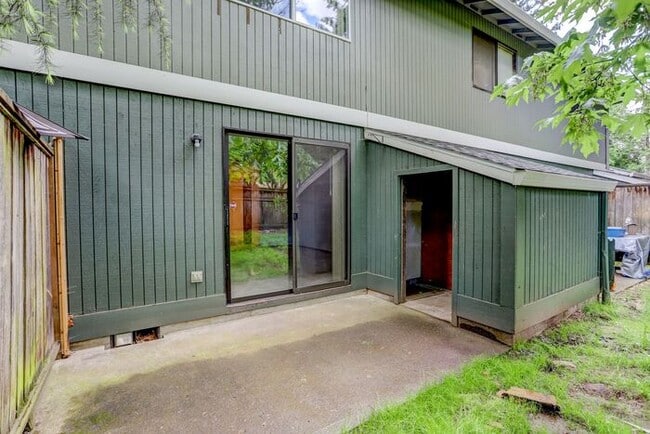 Building Photo - 2 bedroom 1 bath with Garage available and...