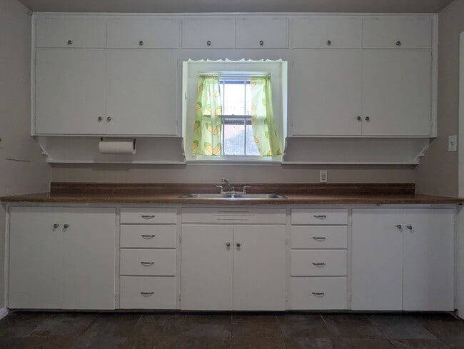 Building Photo - 900 McCormick St Unit #1