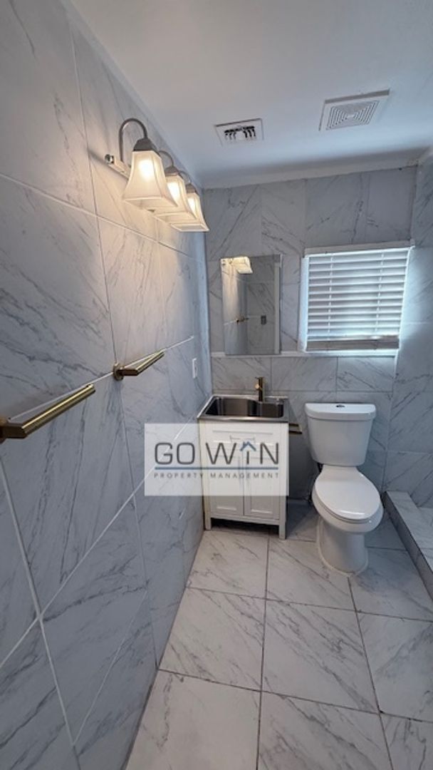 Photo - 8422 W Jefferson St Unidad Front House