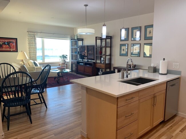 Building Photo - Top Floor End Unit 304