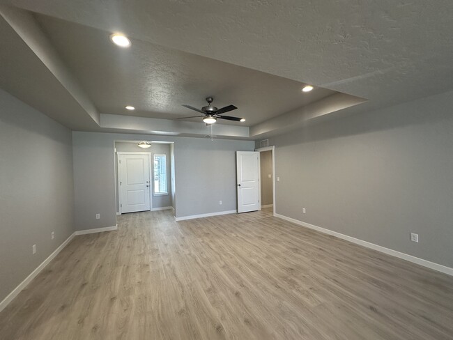 Photo - 1990 Cashel St