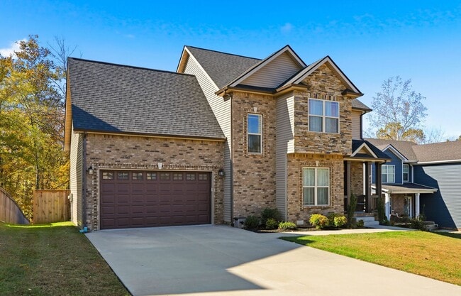 Photo - Dog Friendly Three Bedroom with Bonus in Sango!