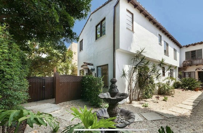 Building Photo - 934 N Ogden Dr