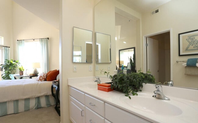 Photo - 5305 Toscana Way Unit ID1280580P