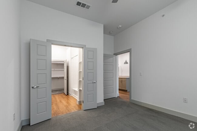1BR, 1BA - 729 SF
