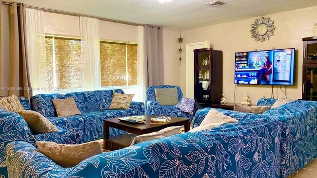 Photo - 736 Hollywood Blvd