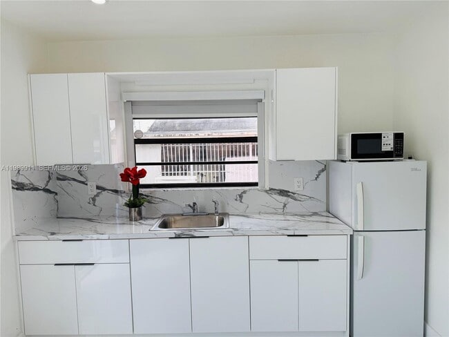 Building Photo - 706 W 40th Pl Unit Efficiency