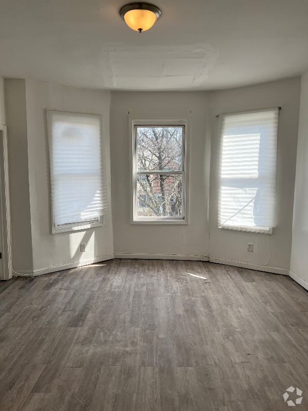 Building Photo - 205 S 10th St Rental