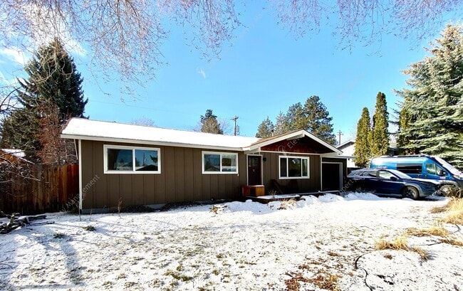 Building Photo - *Unfurnished* Charming Single-Story 3-Bedroom, 2-Bathroom Rancher with Stunning Yard