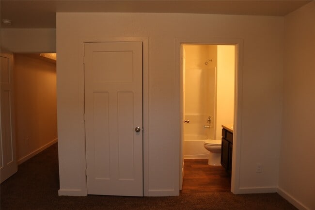 Building Photo - 10535 Mills Rd Unit 7B Rental