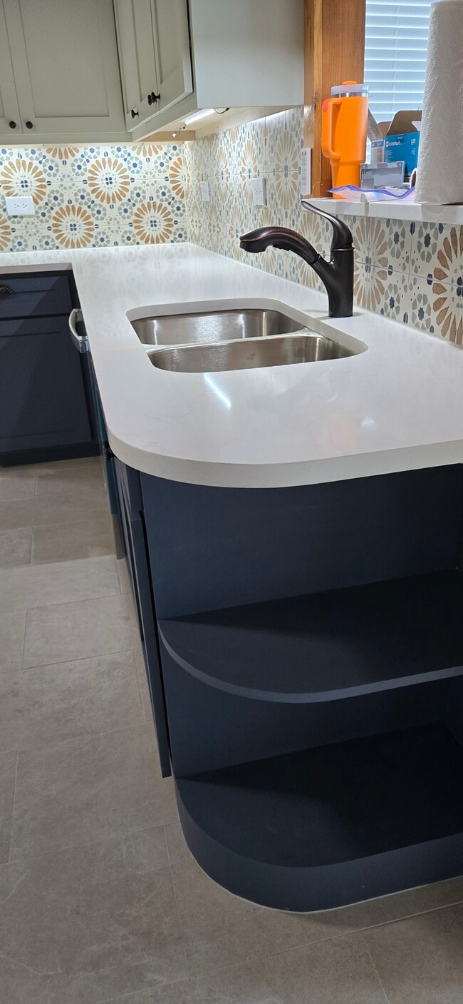 Photo - 307 E Waco St