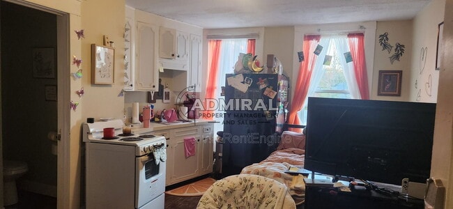 Building Photo - 42 N Main St Unit Apartment #3