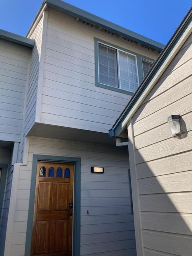 **Centrally Located in Santa Rosa!!** - **Centrally Located in Santa Rosa!!** Townhome