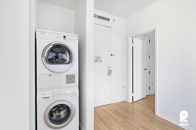 Photo - 70 W 45th St