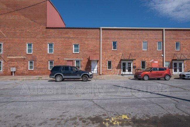 Photo - 913 Walker St