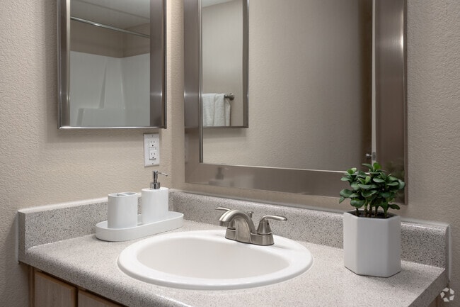 2BR, 2BA - 1,009SF