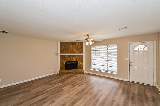 Photo - 306 River Chase Dr