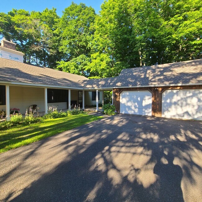 Building Photo - 62-62 Westwood Rd Unit 60