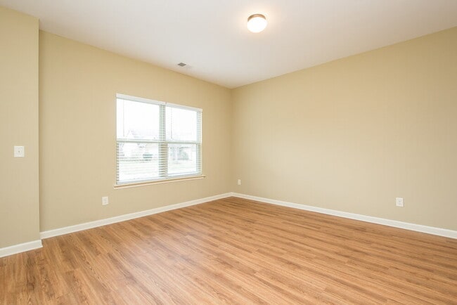 Photo - 38 Hamil Ct NW