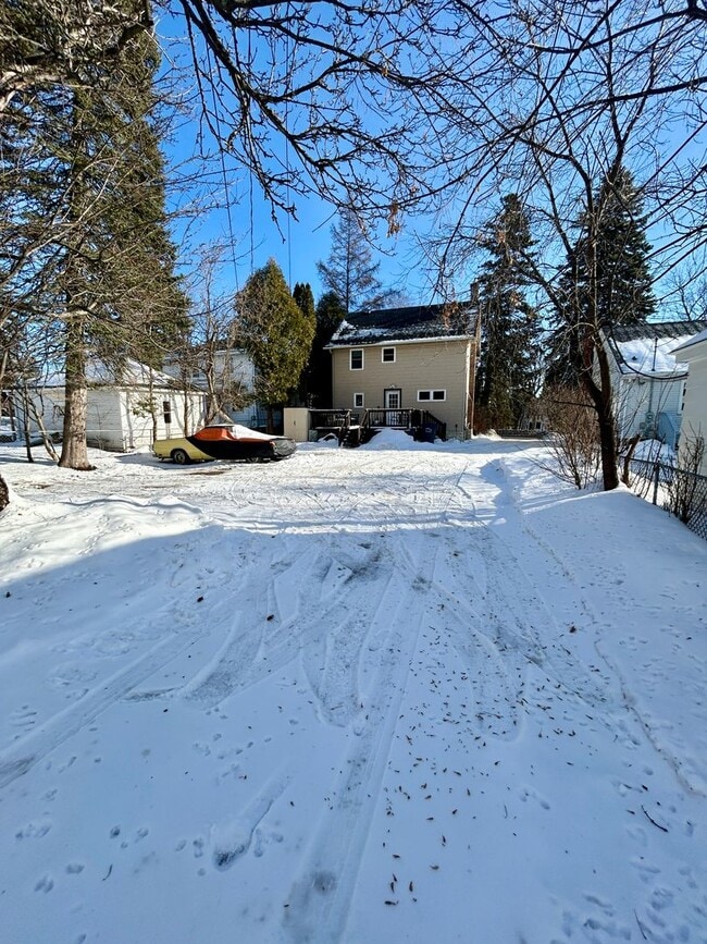 Photo - Available June 2025 - 5 Bed, 1 Bath home near campus!