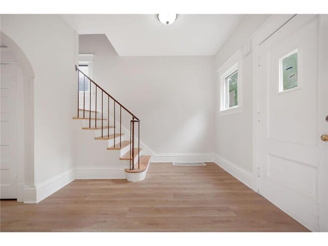 Photo - 804 Hawthorne Ave E