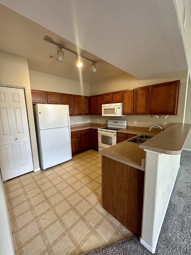Photo - $500 OFF YOUR FIRST MONTHS RENT! Don't Miss This 3BR/ 2BA Condo with 1 car garage @ Creek Side In... Unidad 201