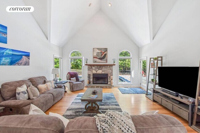 Photo - 2 Spread Oak Ln