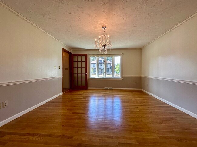 Photo - 215 Main St