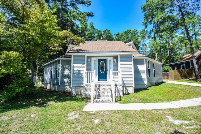 Building Photo - 3 bedroom 3 Bathroom with Pool Rental